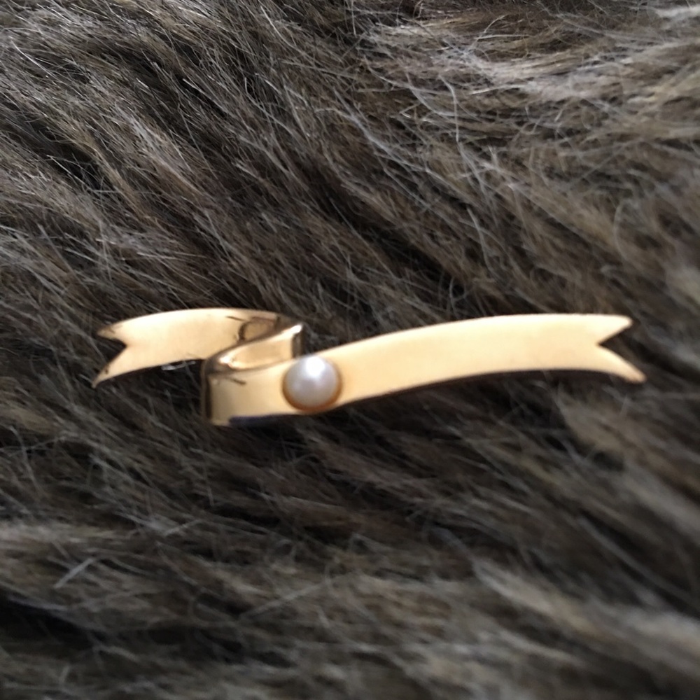 Vintage Avon 1984 gold tone pearl accent brooch